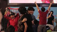 Sejumlah pendukung Timnas Indonesia U-17 merayakan gol yang dicetak oleh Arkhan Kaka ke gawang Timnas Ekuador U-17 dalam pertandingan Grup A Piala Dunia U-17 2023 dalam acara nonton bareng di Avenue of The Stars Lippo Mall Kemang, Jakarta, Jumat (10/11/2023). (Bola.com/Adine Wirya)