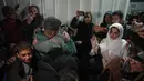 Kembalinya 40 warga Palestina disambut dengan penuh sukacita oleh para kerabat. Tampak dalam foto, para pengungsi disambut oleh kerabat mereka setelah tiba di Rumah Sakit Nasser menyusul pembukaan kembali penyeberangan perbatasan Rafah, di Khan Younis, Jalur Gaza selatan, Rabu 4 Februari 2026 pagi waktu setempat. (AP Photo/Jehad Alshrafi)