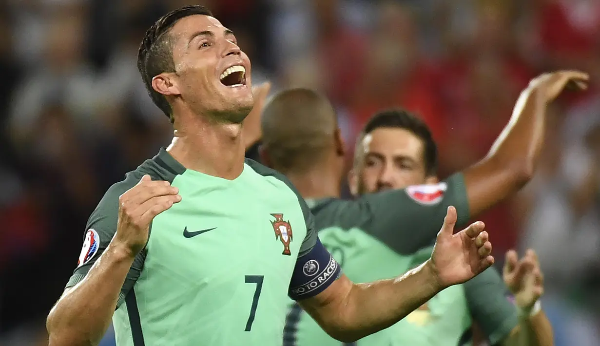 Kegembiraan Cristiano Ronaldo saat timnya menang atas Wales 2-0 pada semi-final Piala Eropa 2016 di Stadion Parc Olympique Lyonnais, DÈcines-Charpieu, Prancis, Kamis (7/7/2016) dini hari WIB. (AFP/Philippe Desmazes)