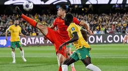 Pemain China, Zhang Yuning mengontrol bola dibayangi pemain Australia pada laga lanjutan Grup C Kualifikasi Piala Dunia 2026 yang berlangsung di Adelaide Oval, Adelaide, Australia, Kamis (10/10/2024). (AFP/Brenton Edwards)