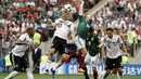 Gelandang Jerman, Thomas Mueller, duel udara dengan striker Meksiko, Javier Hernandez, pada laga Grup F Piala Dunia di Stadion Luzhniki, Moskow, Minggu (17/6/2018). Meksiko menang 1-0 atas Jerman. (AP/Victor Caivano)