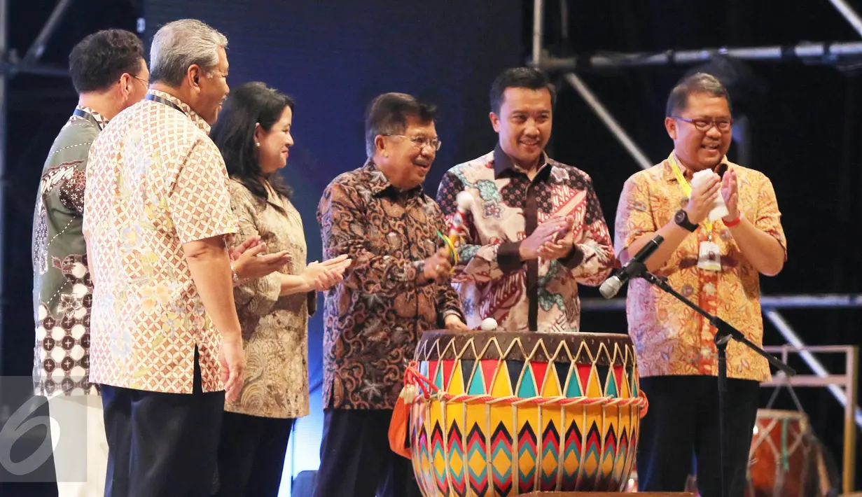 Wapres Jusuf Kalla, memukul dol  (alat musik perkusi khas Bengkulu) pada saat pembukaan TAFISA Games 2016 ke-6 di Mall Ancol Beach City, Jakarta, Sabtu (8/10). (Liputan6.com/Herman Zakharia)