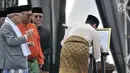 Calon wakil presiden nomor urut 02, Sandiaga Uno (kanan) menandatangani Deklarasi Kampanye Damai di Monas, Jakarta, Minggu (23/9). Deklarasi dihadiri pula oleh pimpinan partai pendukung kedua pasangan serta ribuan masyarakat. (Merdeka.com/Iqbal Nugroho)