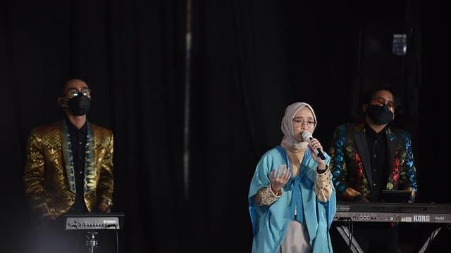 6 Potret Sabyan Gambus di Acara Malam Bainai Lesty Kejora, Curi Perhatian