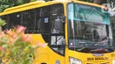 Bus sekolah yang membawa pasien Covid-19 Tanpa Gejala di Puskesmas Kecamatan Cilandak, Jakarta, Kamis (4/2/2021). Sehingga total kasus positif bertambah menjadi 1.123.105 orang. (Liputan6.com/Herman Zakharia)