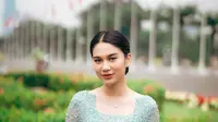 Kebaya biru tosca yang dipadukan dengan kain batik ini merupakan rancangan desainer Asky Febrianti. Payet kebaya ini simpel dan cocok dengan Azizah Salsha. Kerah kebaya Azizah Salsha ini didesain dengan model square neck, sementara lengan kebayanya didesain dengan model V. Meski simpel, namun desain di beberapa bagian membuat kebaya ini elegan. (Liputan6.com/IG/@askyfebrianti)