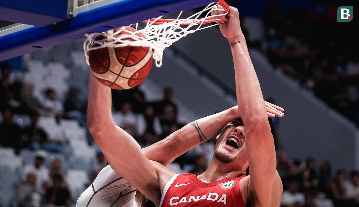 <p>Reaksi pebasket Kanada, Zach Edey (kanan) saat melakukan slam dunk dibayangi pebasket Lebanon, Hayk Gyokchyan pada laga kedua Grup H Piala Dunia FIBA 2023 di Indonesia Arena, Senayan, Jakarta, Minggu (27/08/2023). (Bola.com/Bagaskara Lazuardi)</p>