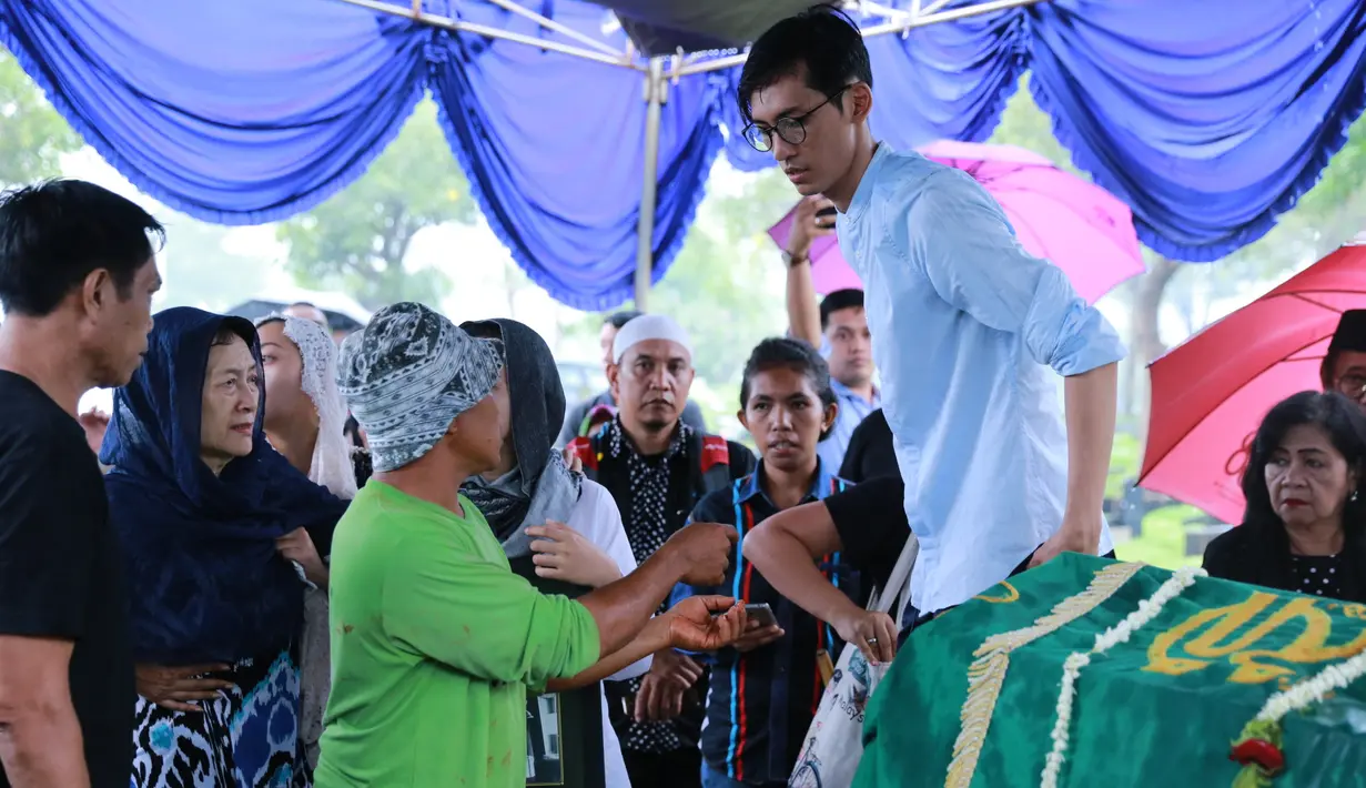 Selesai jenazah tertutup tanah, suasana haru semakin terasa. Dengan nada lirih, sambil menabur bunga, Rendy Surindrapati sempat melontarkan kalimat perpisahan. "Selamat jalan jenderal," ucapnya anak Deddy Sutomo. (Adrian Putra/Bintang.com)