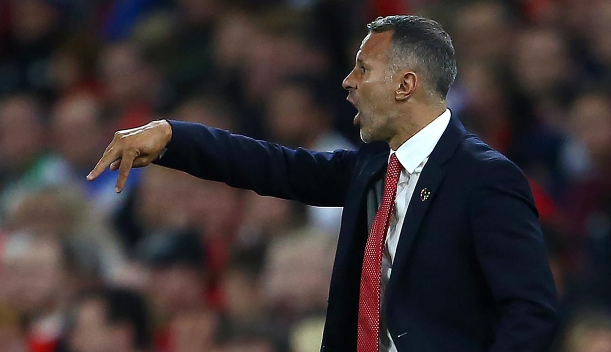 Pelatih Wales, Ryan Giggs, memberikan instruksi kepada anak asuhnya saat melawan Azerbaijan pada laga Kualifikasi Piala Eropa 2020 di Cardiff City Stadium, Cardiff, Jumat (6/9). Wales menang 2-1 atas Azerbaijan. (AFP/Geoff Caddick)