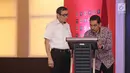Menkumham Yasonna Laoly menyaksikan Kepala BNPT Suhardi Alius saat menandatangani kerja sama di gedung Kemenkumham, Jakarta, Kamis (31/5). (Liputan6.com/Herman Zakharia)