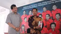  Komisi Pemilihan Umum (KPU) Kota Surabaya mulai mendistribusikan bahan kampanye (Liputan6.com/ Dian Kurniawan)