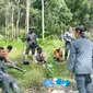 Personel Gakkum KLHK Wilayah Sulawesi saat melakukan penertiban PETI di Desa Sidondo I Kabupaten Sigi yang masuk kawasan TN Lore Lindu. (Foto: Gakkum KLHK Wilayah Sulawesi).
