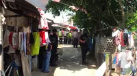 Densus 88 menggeledah rumah salah satu terduga teroris di Bandung. (Liputan6.com Aditya Prakasa)