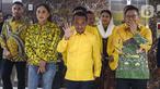 Ketua Umum Partai Golongan Karya (Golkar) Bahlil Lahadalia (tengah) sesaat sebelum mengumumkan pengurus baru Dewan Pimpinan Pusat (DPP) Partai Golkar periode 2024-2029 di kantor DPP Partai Golkar, Jakarta Barat, Kamis (7/11/2024). (Liputan6.com/Angga Yuniar)