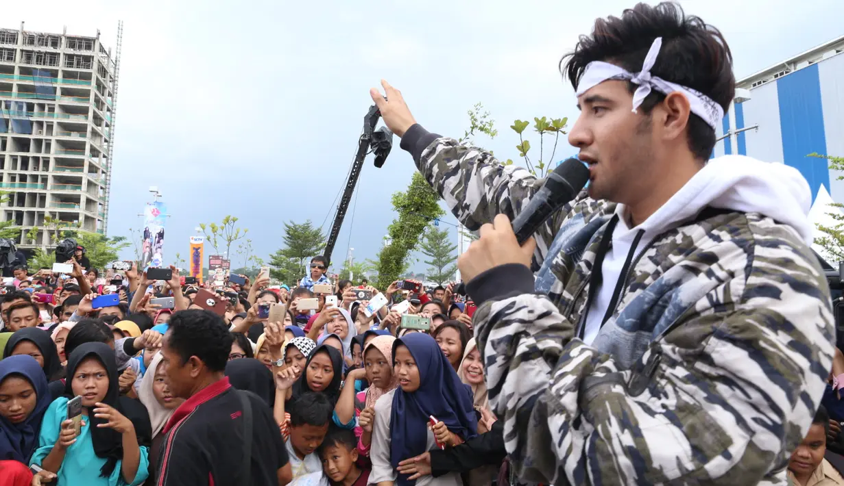 Hampir semua para pemain sinetron yang tayang di SCTV sejak 20 Februari 2017 itu hadir dalam acara tersebut. Suasana berlangsung meriah. Para penggemar terlihat antusias bertemu artis idolanya. (Nurwahyunan/Bintang.com)