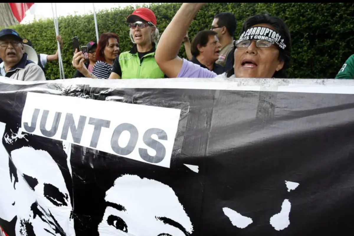Sejumlah warga melakukan unjuk rasa anti Mantan presiden Peru Alan Garcia dalam aksi demonstrasi di Lima, Peru, Minggu (18/11/2018). (AP)