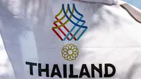 Sepuluh cabang olahraga dengan potensi 109 medali emas tersebut adalah tinju, pencak silat, sepak bola, catur, judo, kabaddi, karate, gulat, petanque, dan wushu. Tampak dalam foto, bendera SEA Games ke-33 2025 terlihat di luar Stadion Nasional Rajamangala, Bangkok, Thailand pada Jumat 28 November 2025. (Chanakarn Laosarakham/AFP)