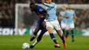 Duel Rudiger dan Leroy Sane pada laga final Carabao Cup 2019 yang berlangsung di stadon Wembley, London, Senin (25/2). Man City menang 4-3 atas Chelsea lewat drama adu penalti. (AFP/Glyn Kirk)