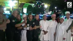 Puluhan anggota jemaah tabligh menjaga misa natal di Gereja Katedral Medan. Dengan pakaian khasnya mereka menarik perhatian masyarat.