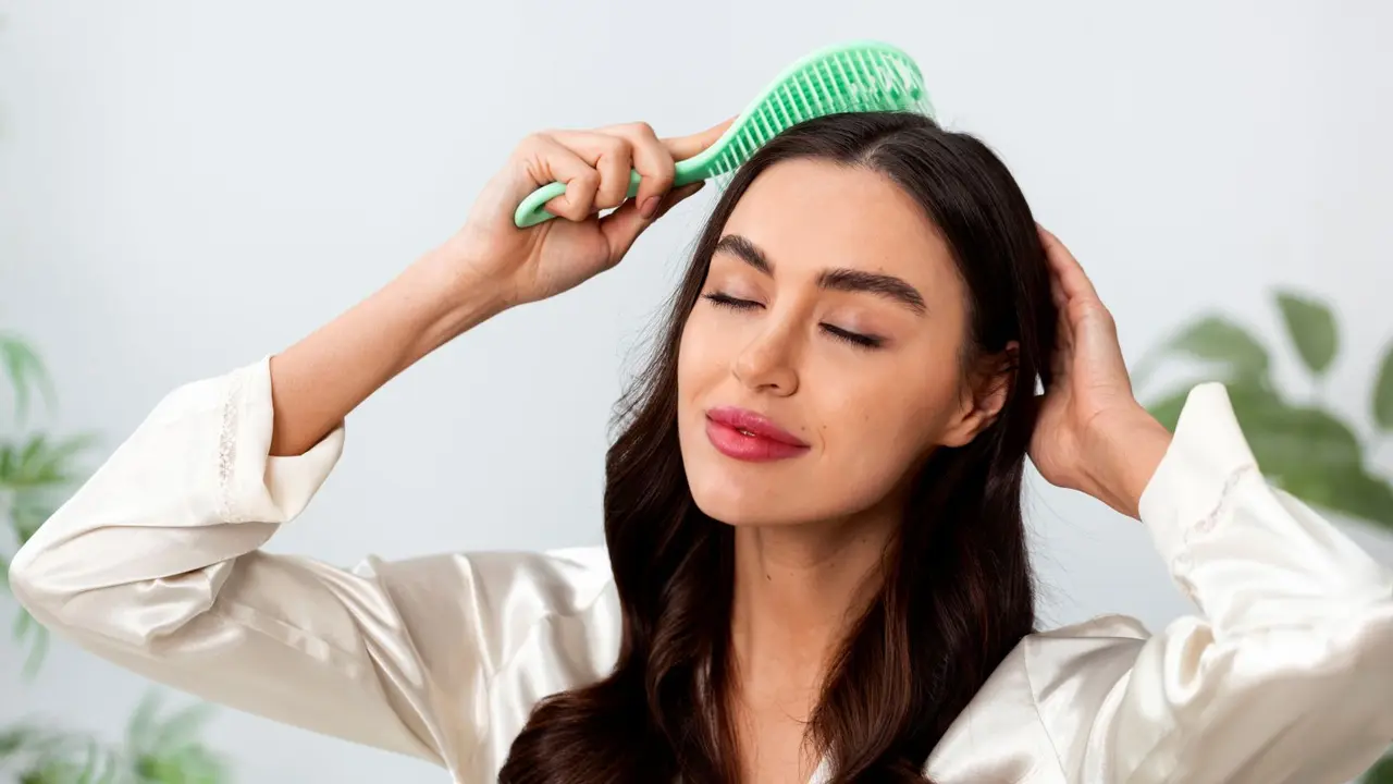 Ingin Rambut Lebih Tebal, Sehat, dan Kuat? Kenali 5 Bahan Hair Growth yang Wajib Ada di Shampoo