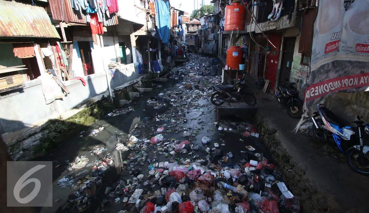 Kondisi kesemrawutan pemukiman pinggir kali dikawasan Tanah Abang, Jakarta, Kamis (5/1). Badan Pusat Statistik melansir jumlah penduduk miskin hingga September tahun lalu turun menjadi 27,76 juta orang dibandingkan Maret 2016. (Liputan6.com/Angga Yuniar)