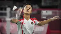 Pebulu tangkis Indonesia Anthony Sinisuka Ginting saat bertanding melawan pebulu tangkis Rusia Sergey Sirant pada penyisihan grup tunggal putra Olimpiade Tokyo 2020 di Tokyo, Jepang, Rabu (28/7/2021). Anthony Ginting lolos ke 16 besar Olimpiade Tokyo 2020. (AP Photo/Dita Alangkara)