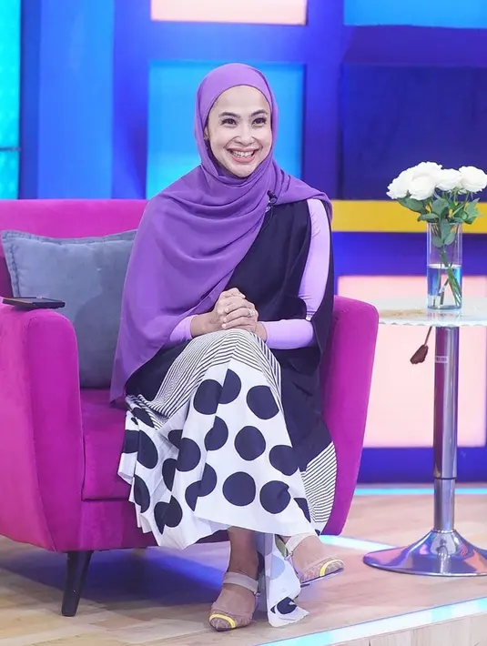 Banyak netizen yang menduga Feni Rose tampak mulai mantap berhijab.