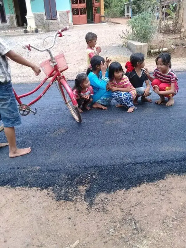 viral foto anak-anak pertama kali bermain di aspal (Foto: Twitter.com/@gothed)