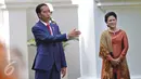 Presiden Jokowi saat menunggu kedatangan Presiden Republik Afrika Selatan Jacob Zuma di Istana Merdeka Jakarta, Rabu (8/3). Presiden Afrika Selatan bersama istri tiba di Istana Merdeka sekitar pukul 15.00 WIB. (Liputan6.com/Angga Yuniar)