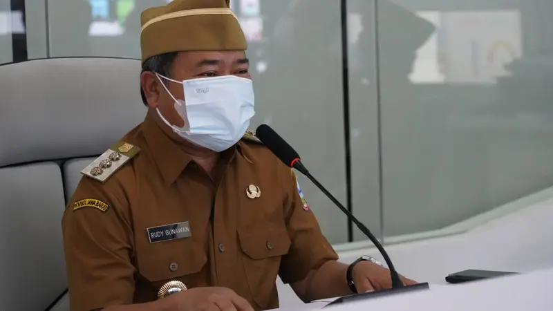 Bupati Garut sekaligus Ketua Satgas Covid-19 Garut Rudy Gunawan mengatakan  jatah vaksin bagi Garut terbilang minim jika dibanding dengan kebutuhan masyarakat. Akibatnya, banyak warga kecewa akibat tidak mendapatkan jatah vaksin.