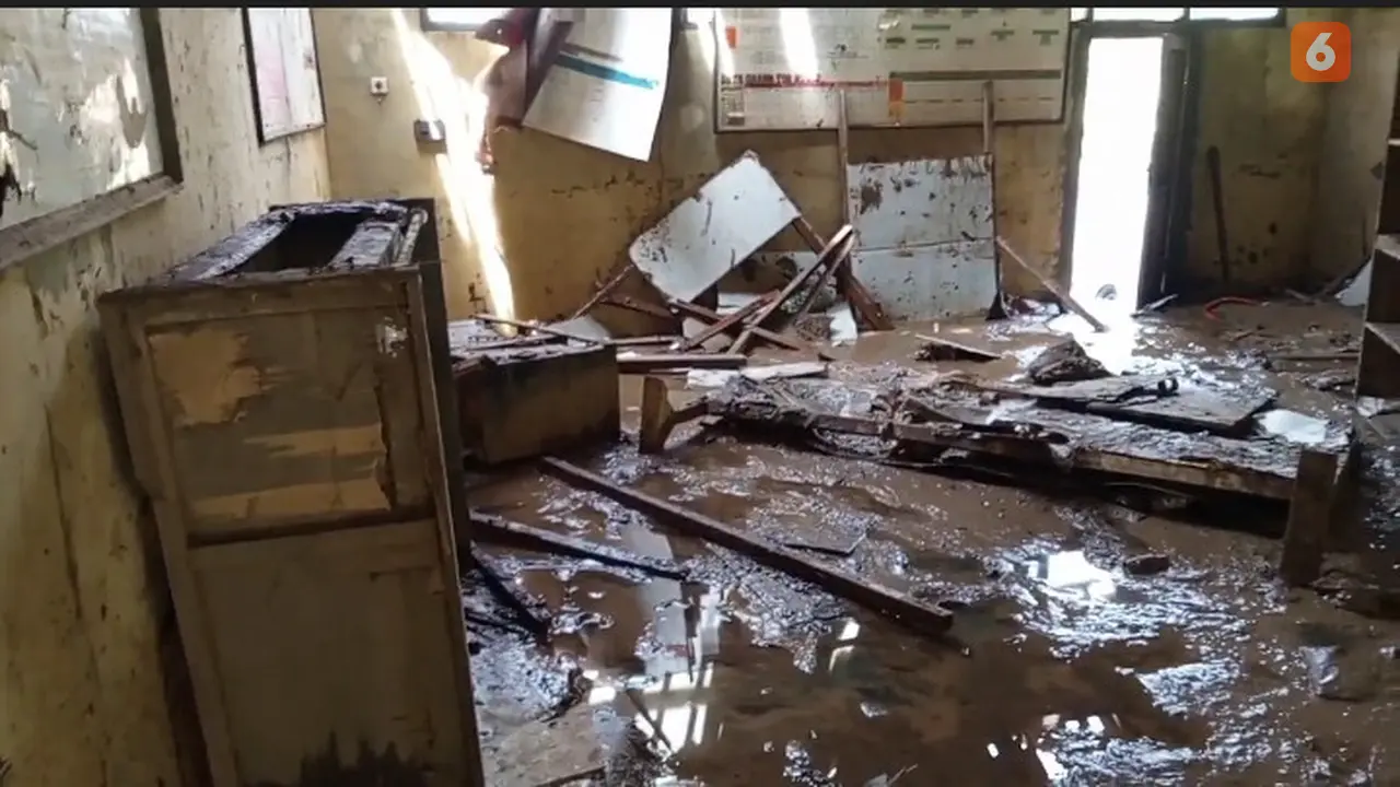 Kondisi SD Negeri Cijaksi, Cibitung Kabupaten Sukabumi usai diterjang banjir bandang (Liputan6.com/Fira Syahrin).