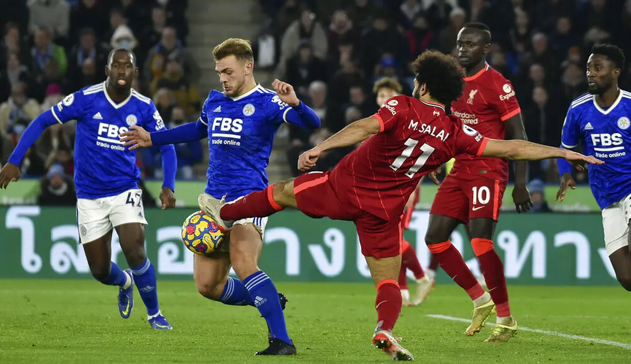 Pemain Leicester City Kiernan Dewsbury-Hall (kiri depan) berduel memperebutkan bola dengan pemain Liverpool Mohamed Salah pada pertandingan sepak bola Liga Inggris di Stadion King Power, Leicester, Inggris, 28 Desember 2021. Leicester City menang 1-0. (AP Photo/Rui Vieira)
