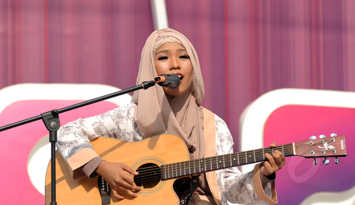 : Juara Music Video Contest, Wiwi Handayani saat tampil di panggung inBox SCTV di Cibinong Square, Bogor, Jumat (30/1/2015). Wiwi Handayani tampil sebagai pemenang setelah videonya mendapat 21.958 likes. (Liputan6.com/Helmi Fithriansyah)