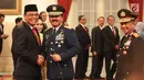 Menteri Pendayagunaan Aparatur Negara dan Reformasi Birokrasi (PANRB) Syafruddin (kiri) bersalaman dengan Panglima TNI Marsekal Hadi Tjahjanto usai dilantik di Istana Negara, Jakarta, Rabu (15/8). (Liputan6/HO/Pian)
