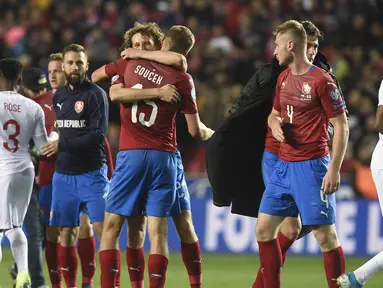 Para pemain Ceko merayakan kemenangan atas Inggris pada laga Kualifikasi Piala Eropa 2020 di Stadion Sinobo Arena, Prague, Sabtu (11/10). Ceko menang 2-1 atas Inggris. (AFP/Michal Cizek)