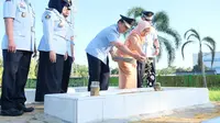 Menyambut HUT ke-78 Kemenkumham, Kepala Kantor Wilayah (Kakanwil) Kemenkumham Kepulauan Bangka Belitung, Harun Sulianto pimpin upacara tabur bunga di TMP. (Foto: Kemenkumham)