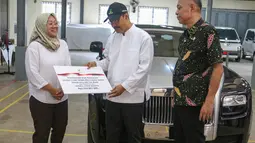 Kementerian Sosial (Kemensos) melakukan serah terima kendaraan 1 unit Rolls Royce kepada pemenang lelang. Sebelumnya, Kemensos berhasil melelang mobil Rolls Royce tersebut senilai Rp2.539.957.000. (merdeka.com/Arie Basuki)