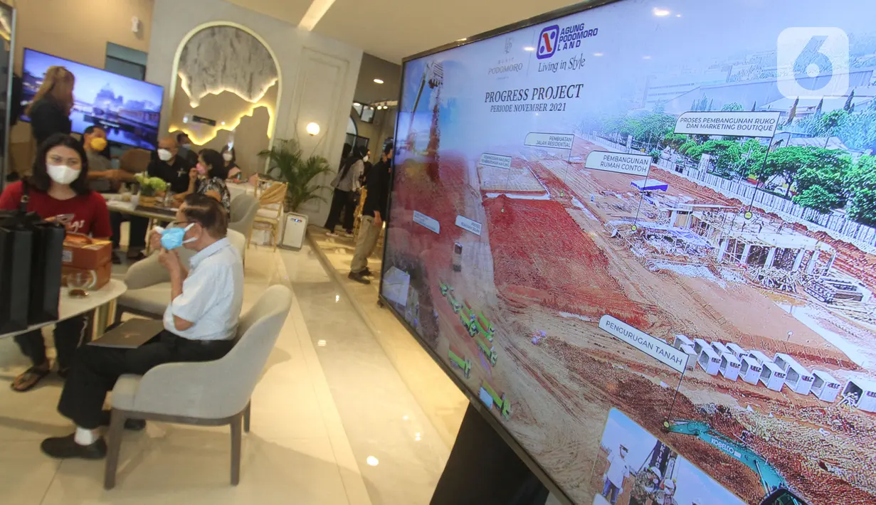 CMO Bukit Podomoro Jakarta Zaldy Wihardja (kiri) menjelaskan kepada calon pembeli saat pemilihan unit pada penjualan perdana Bukit Podomoro Jakarta. Bukit Podomoro diharapkan dapat memenuhi kebutuhan masyarakat bertempat tinggal ataupun berinvestasi di Jakarta. (Liputan6.com/HO/Ading)