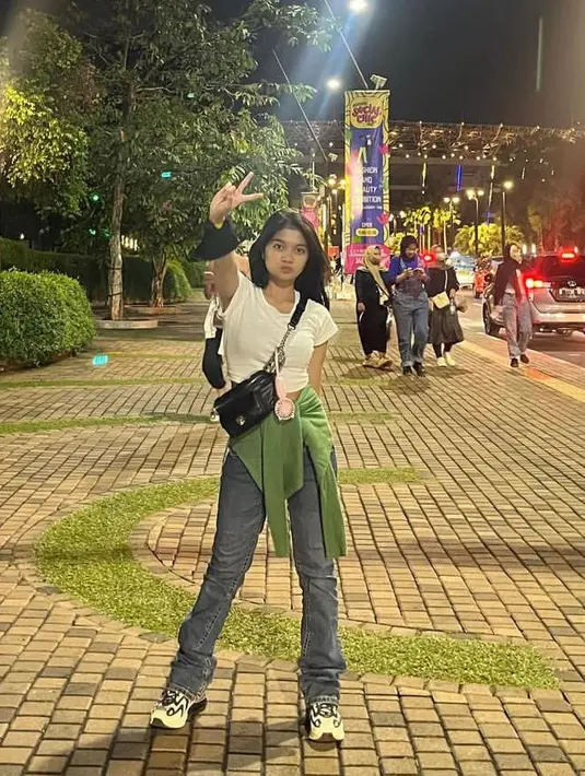 Tampilan Afiqah yang beranjak dewasa semakin menarik perhatian, dengan gaya fashion masa kini yang memesona. @amaninaafiqah.