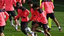 Tiga pemain Manchester City (dari kiri) Jeremy Doku, Oscar Bobb dan Rico Lewis mengikuti sesi latihan timnya di Manchester City Training Ground, Manchester (18/9/2023) waktu setempat, jelang menghadapi Red Star Belgrade pada matchday pertama Grup G Liga Champions 2023/2024 di Etihad Stadium, Rabu (20/9/2023) dini hari WIB. (AFP/Paul Ellis)