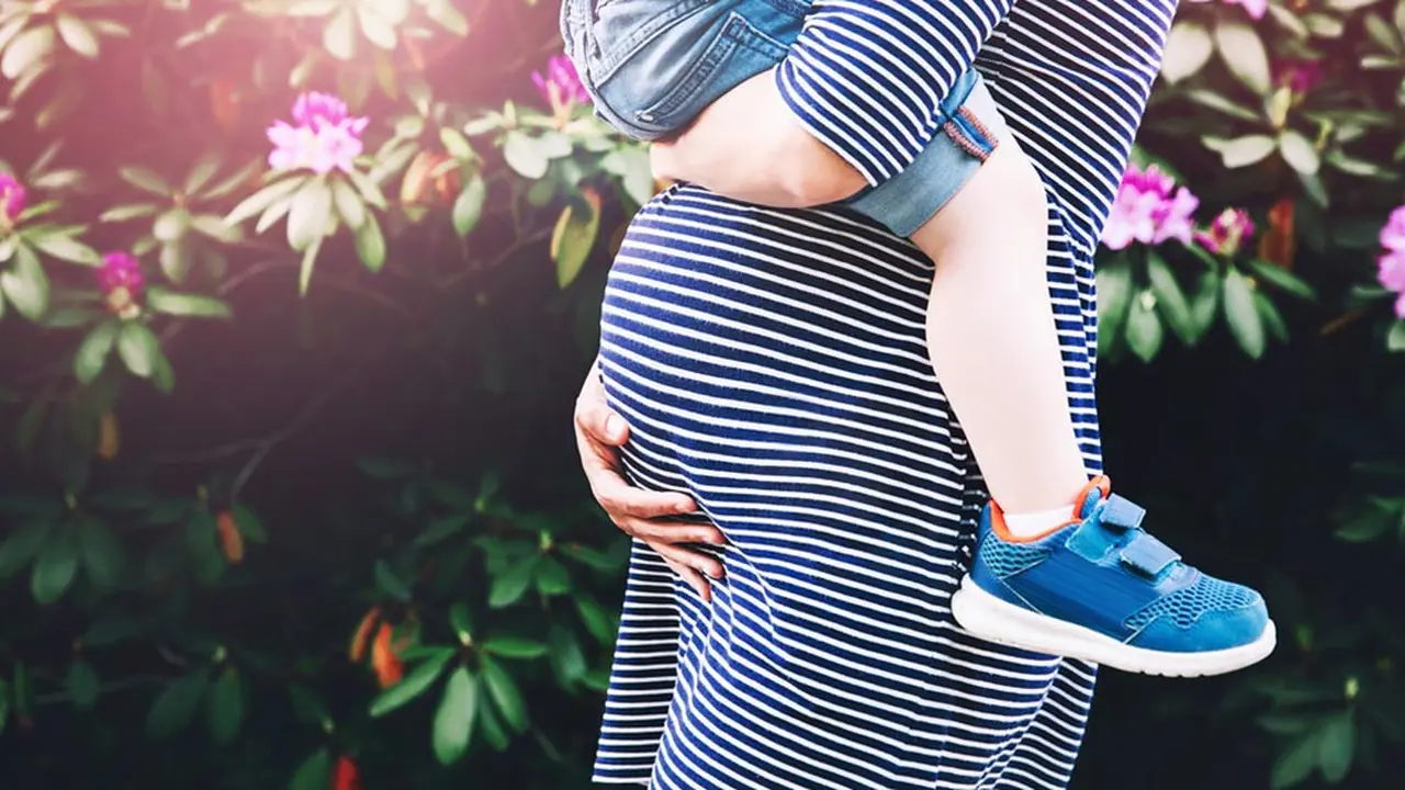 Bolehkah Ibu Hamil Menggendong Anak Balita? (Natalia Deriabina/Shutterstock)