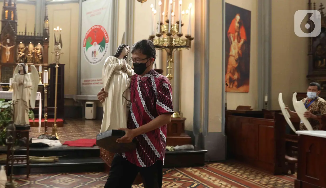 Pekerja melakukan persiapan jelang ibadah Natal di Gereja Katedral, Jakarta, Jumat (23/12/2022). Menjelang peringatan Natal pada Minggu (25/12) mendatang, Gereja Katedral Jakarta melakukan persiapan bersih-bersih dan pemasangan dekorasi. (Liputan6.com/Herman Zakharia)