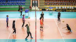 Sejumlah pemain tim Indonesia All Star melakukan latihan jelang laga Fun Volleyball 2024 melawan Red Sparks di GOR Bulungan, Jakarta Selatan, Jumat (19/04/2024). (Bola.com/Bagaskara Lazuardi)