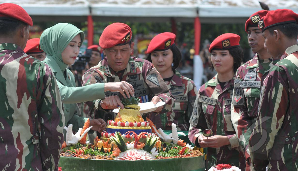 Komandan Jenderal (Danjen) Kopassus Mayjen TNI Doni Monardo memotong tumpeng saat acara syukuran HUT ke-63 Kopassus di Cijantung, Jakarta, Rabu (29/4/2015). Kopassus mengundang pihak-pihak yang pernah berseteru. (Liputan6.com/Herman Zakharia)