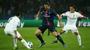 Pemain PSG, Zlatan Ibrahimovic berusaha melewati hadangan pemain Real Madrid di lanjutan Grup A Liga Champions di Stadion Parc des Princes, Paris, Prancis, Kamis (22/10/2015) dini hari WIB. (Reuters/Benoit Tessier)