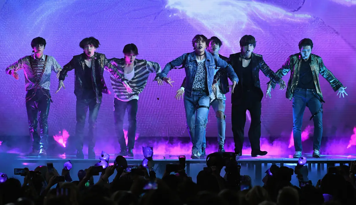 Bangtan Boys atau yang lebih dikenal dengan BTS tampil di atas panggung Billboard Music Awards 2018 di Las Vegas, Minggu (20/5). BTS merupakan grup K-pop pertama yang meraih penghargaan dari BBMAs. (Ethan Miller/GETTY IMAGES/AFP)