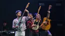 Suasana semakin hangat ketika Sheila on 7 memberikan kejutan spesial bagi penonton. Tampak dalam foto, grup band legendaris asal Yogyakarta, Sheila On 7 saat tampil pada hari kedua gelaran KapanLagi Buka Bareng (KLBB) Festival 2026 di Stadion Madya, Kompleks Gelora Bung Karno, Senayan, Jakarta, Minggu 1 Maret 2026. (Fimela.com/Adrian Putra)