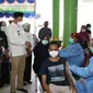 Wakil Bupati Sidoarjo Subandi  melihat vaksinasi Covid-19 di Desa Pabean Sidoarjo. (Dian Kurniawan/Liputan6.com)