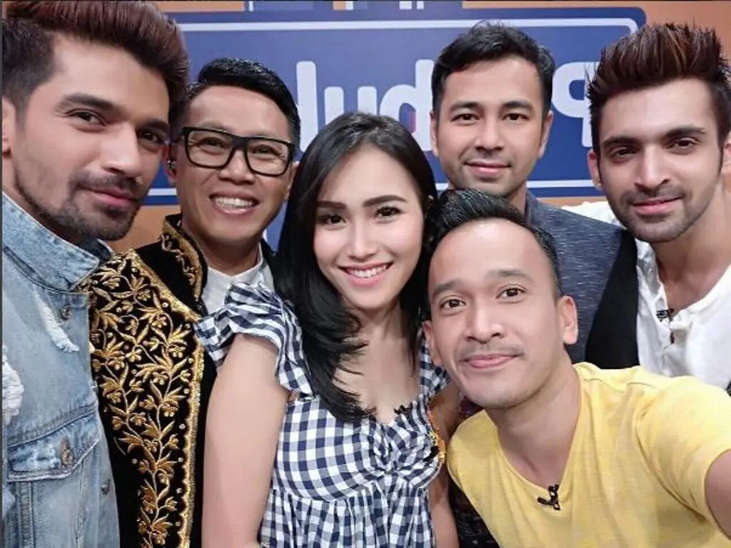 Ayu Ting Ting singkap baju hingga branya terlihat (Foto: Instagram)