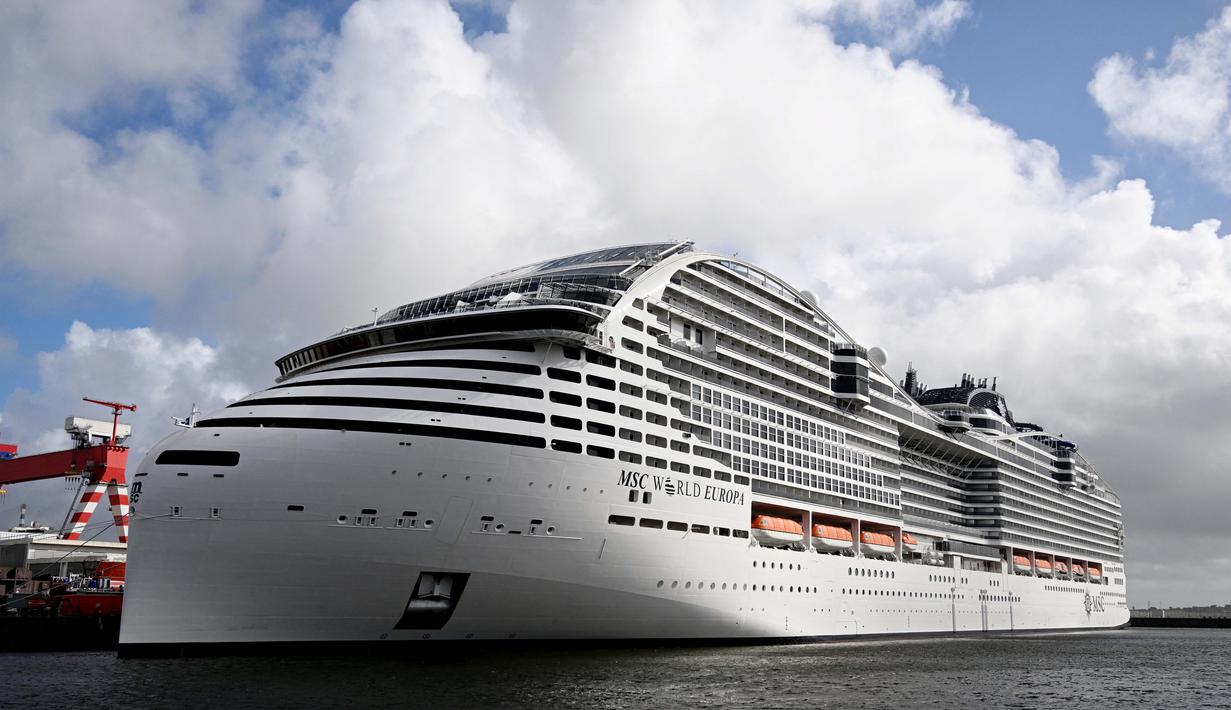 Kapal pesiar yang dilengkapi dengan sistem propulsi gas alam cair (LNG), meninggalkan Pelabuhan Saint-Nazaire, Prancis, pada 26 Oktober 2022. (AFP/Damien Meyer)